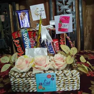 Snacks gift basket available For Sale